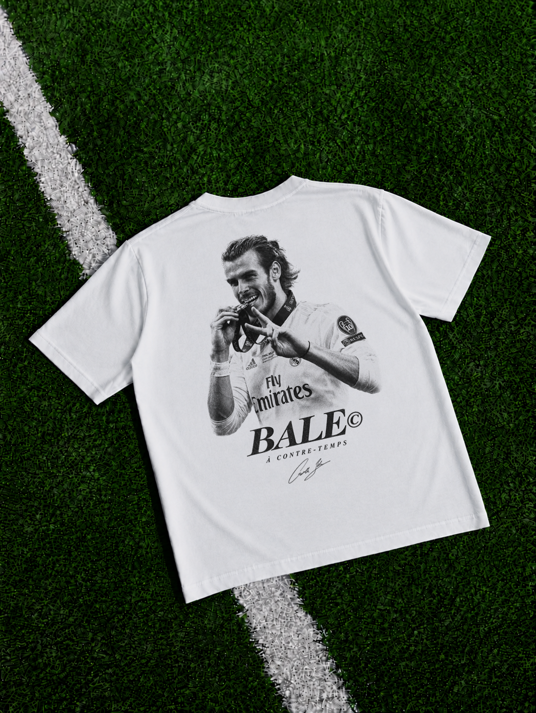 Gareth Bale A Contre-Temps organic heavy graphic T-shirt on football pitch