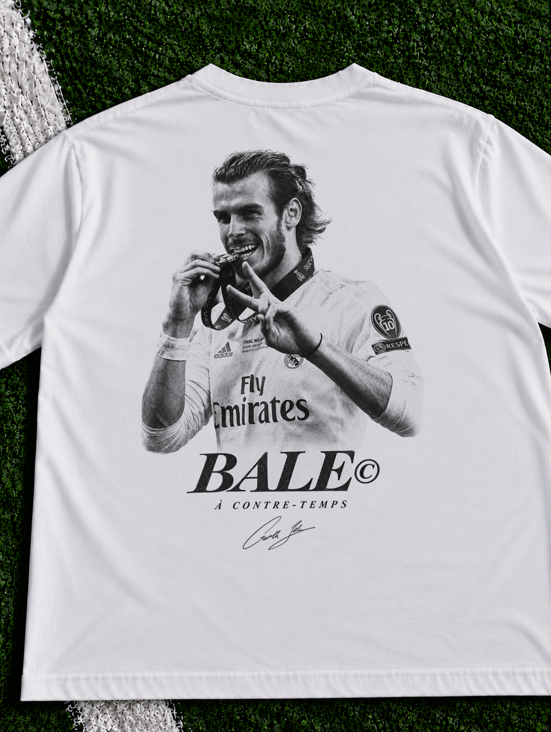 Gareth Bale A Contre-Temps organic heavy graphic T-shirt on football pitch zoomed in