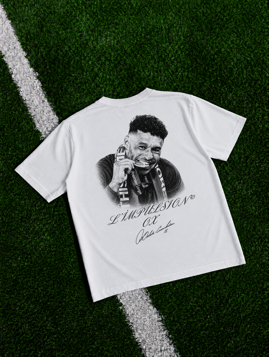 Oxlade-Chamberlain L’Impulsion organic heavy graphic T-shirt on football pitch