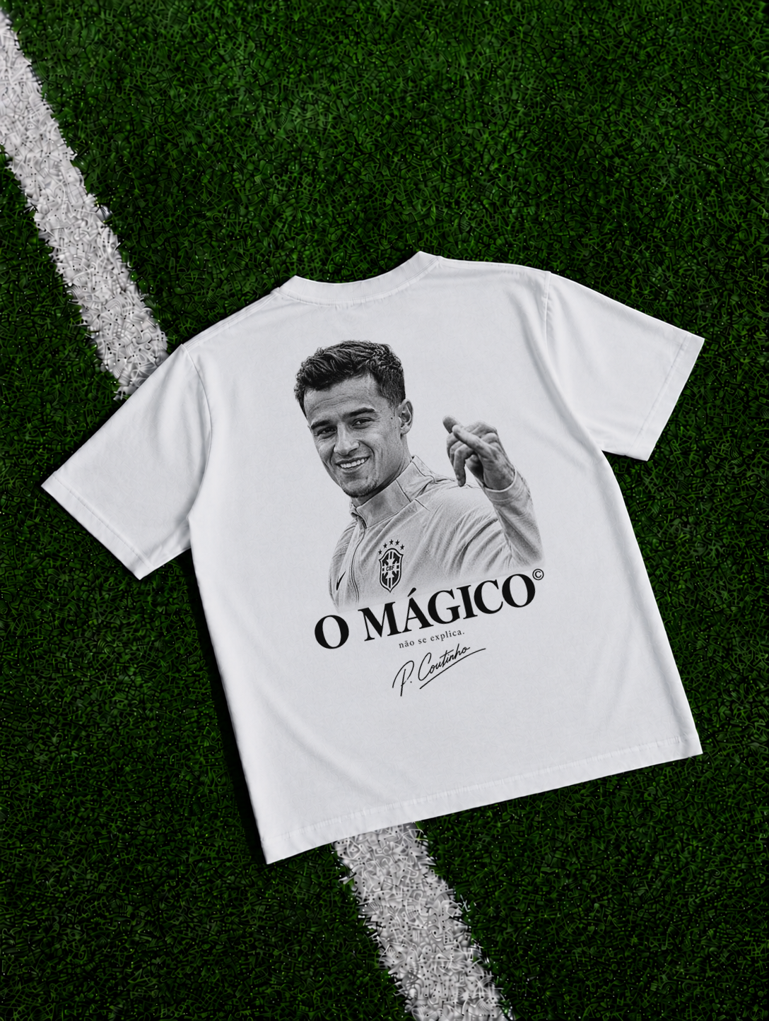 Philippe Coutinho O Magico organic heavy graphic T-shirt on football pitch