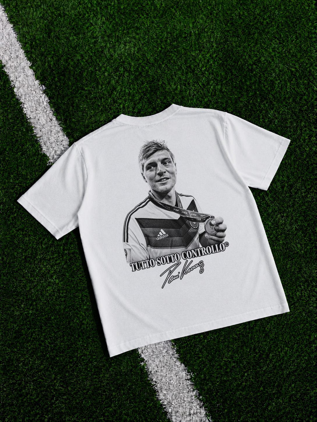 Toni Kroos Tutto Sotto Controllo organic heavy graphic T-shirt on football pitch