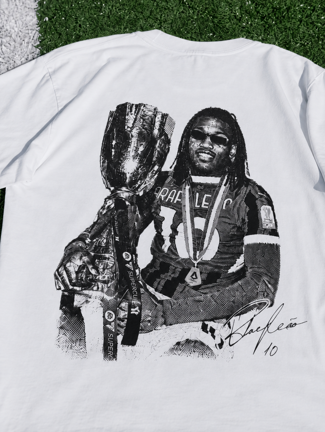 White Leão 10 Trophy T-shirt with black-and-white Rafael Leão portrait and trophy graphic zoomed in
