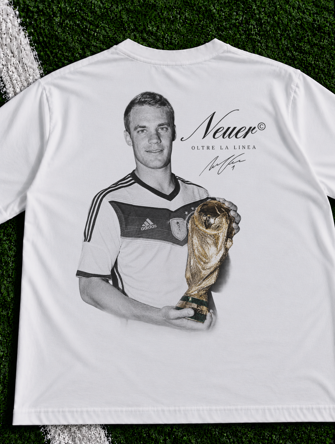 Manuel Neuer Oltre la Linea organic heavy graphic T-shirt on football pitch zoomed in
