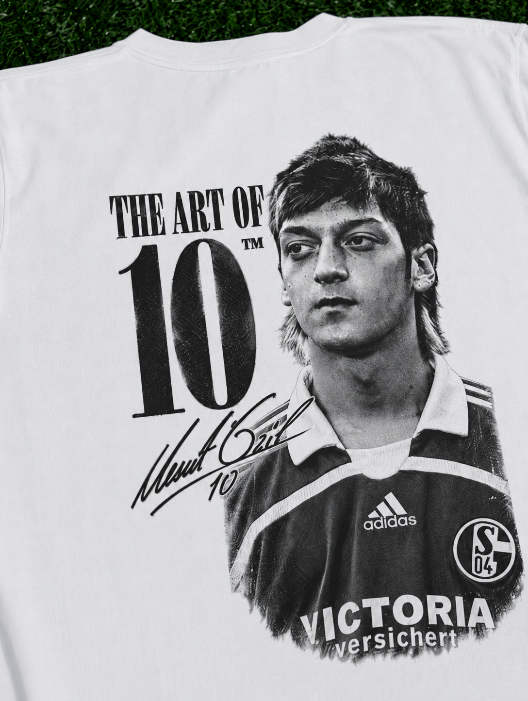 White organic heavyweight T-shirt featuring a vintage-inspired Mesut Özil football graphic with The Art of 10 design zoomed in