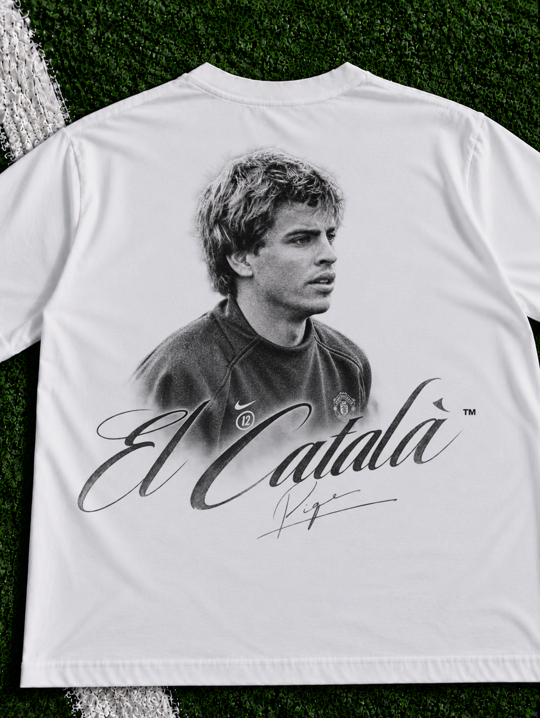 Piqué The Barça Archive organic heavy graphic T-shirt on football pitch zoomed in