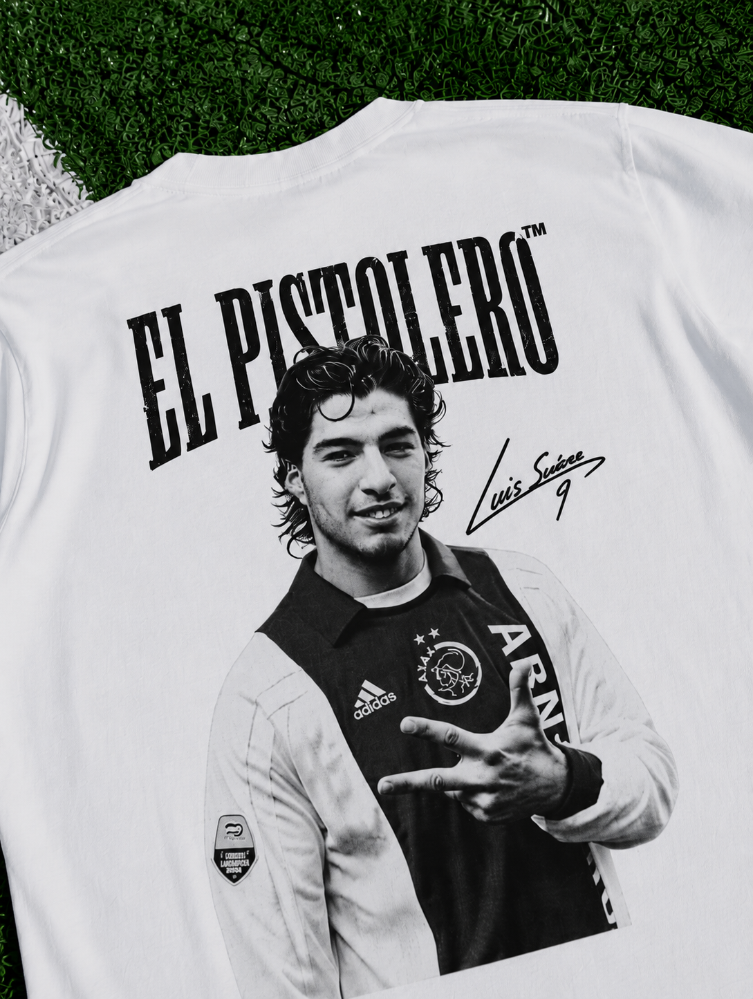 El Pistolero Luis Suárez organic heavy T-shirt zoomed in